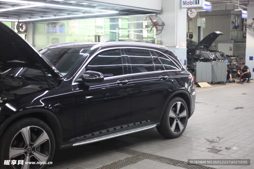 黑色汽车于车间维修保养