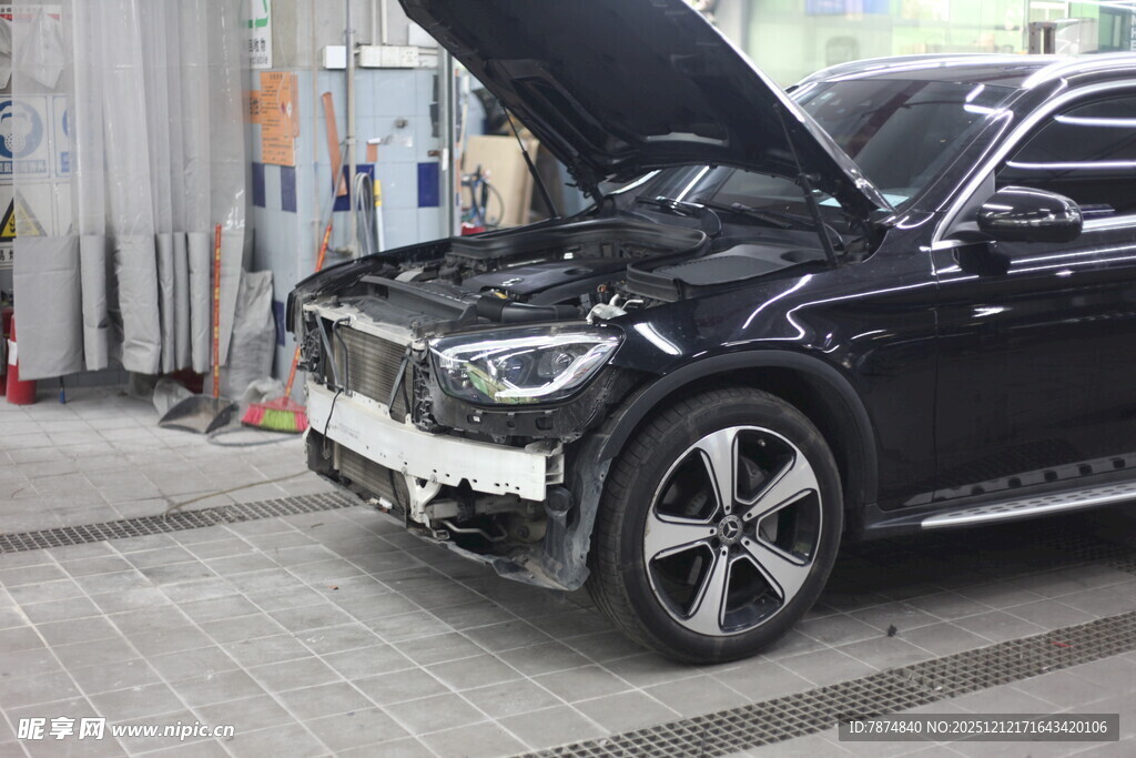 黑色汽车维修中