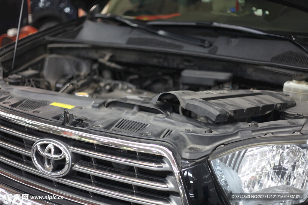 丰田汽车引擎检修场景