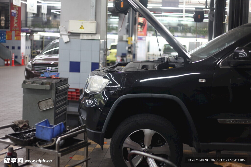 汽车维修车间内的作业场景