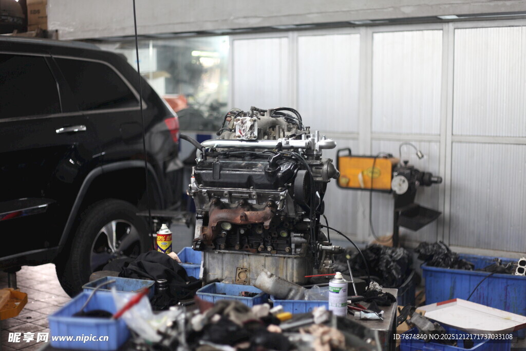 汽车维修车间内的忙碌场景