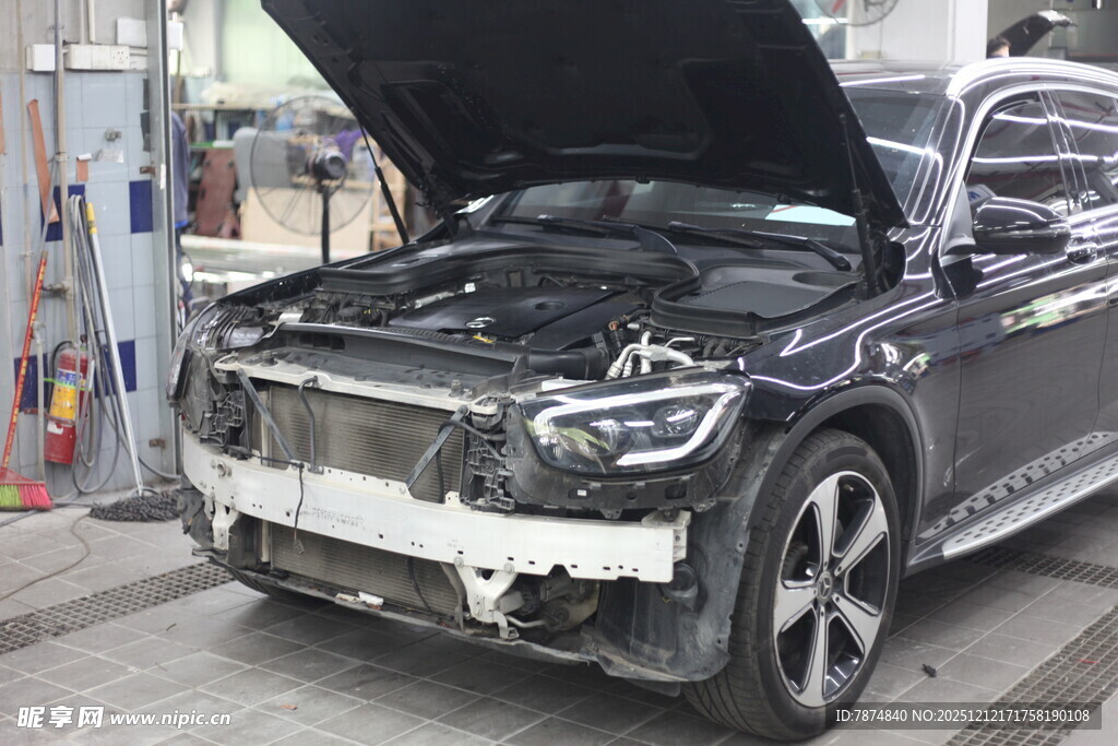 汽车维修中引擎盖已打开