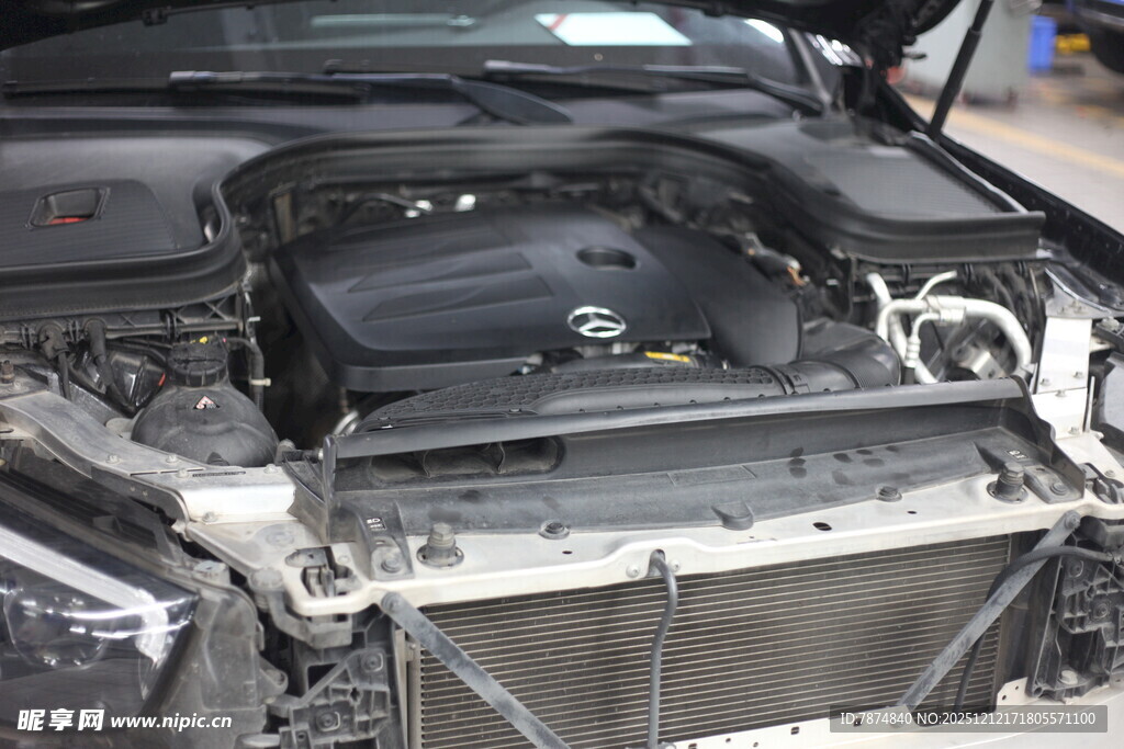 汽车发动机舱内部特写