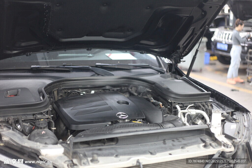 汽车发动机舱内部展示