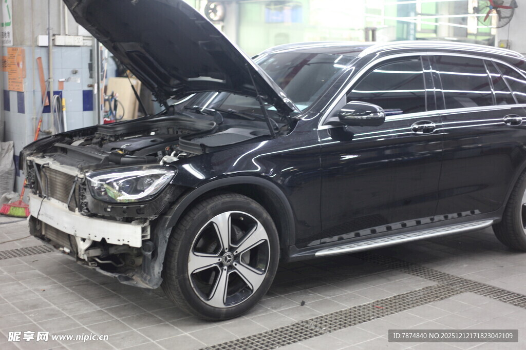 黑色汽车维修中