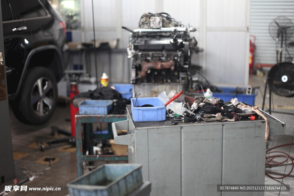 汽车维修车间内的设备工具