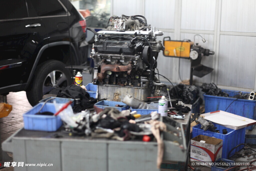 汽车维修车间零件堆放场景
