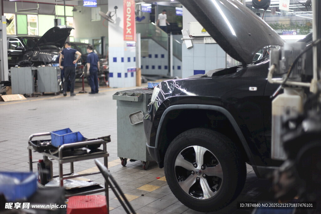 汽车维修车间内的维修场景