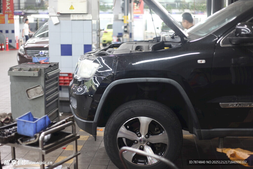 汽车维修车间内的黑色车辆