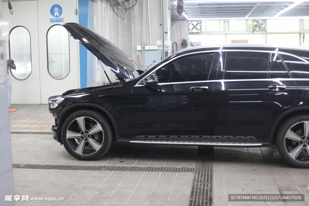 黑色轿车在车间检修