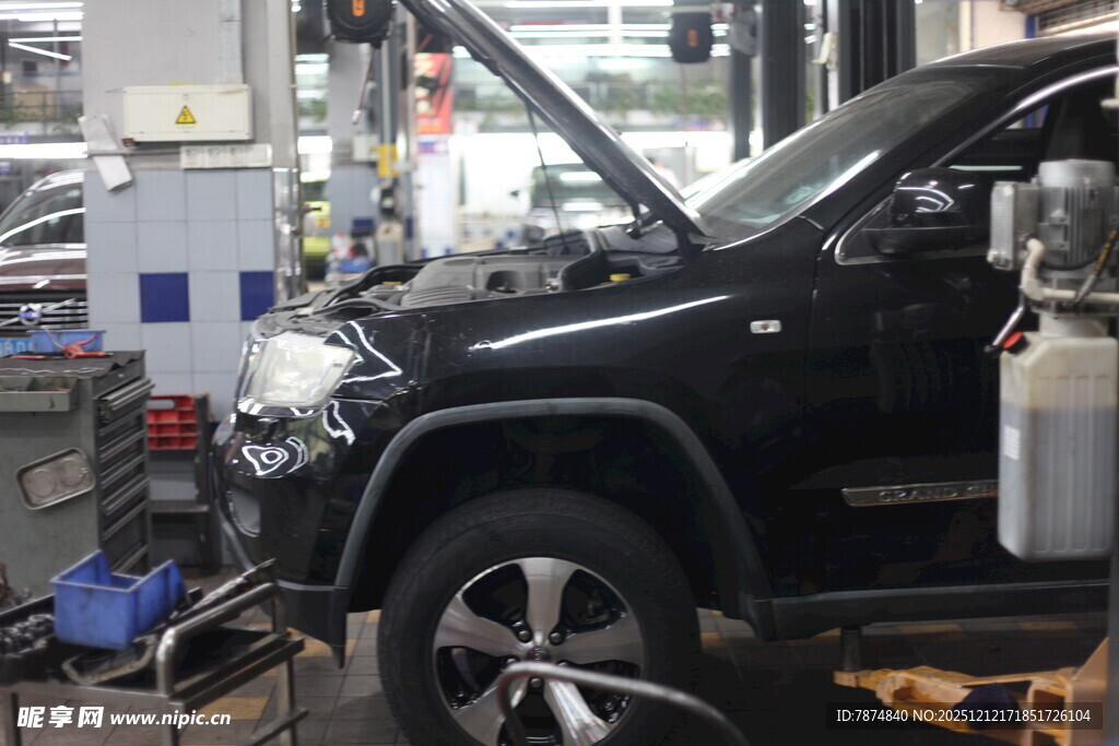 汽车维修车间中的黑色车辆