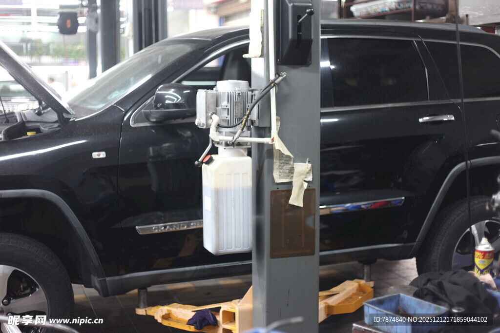 汽车维修车间中的维修场景