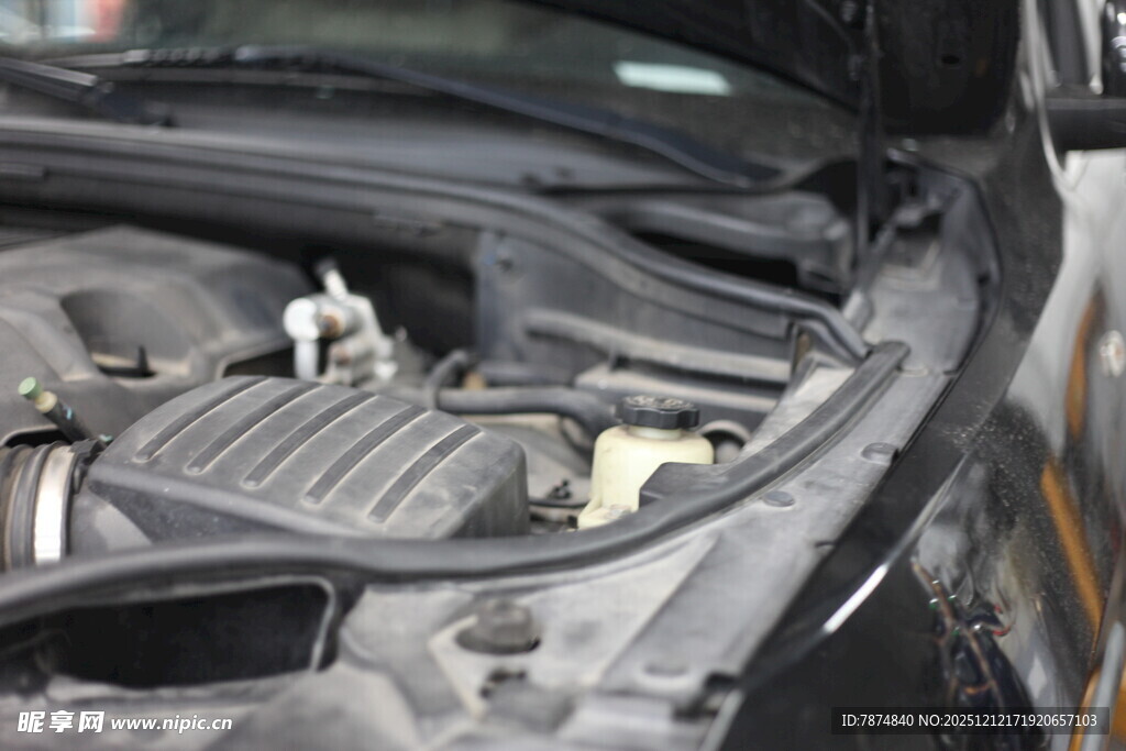 汽车发动机舱细节展示