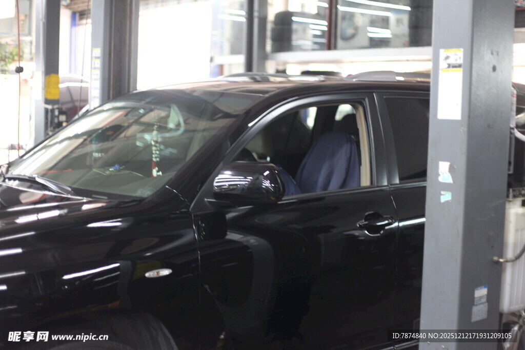 汽车在自动洗车机中清洗