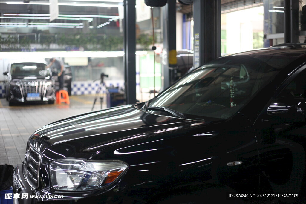 汽车在洗车房内进行清洗