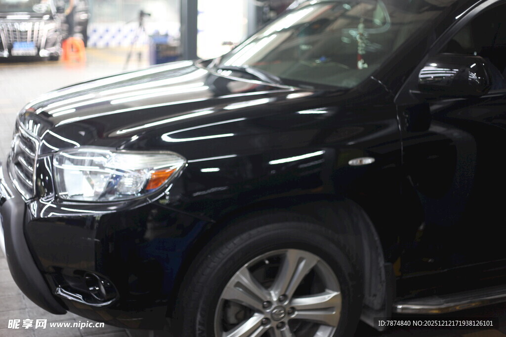 黑色SUV汽车特写