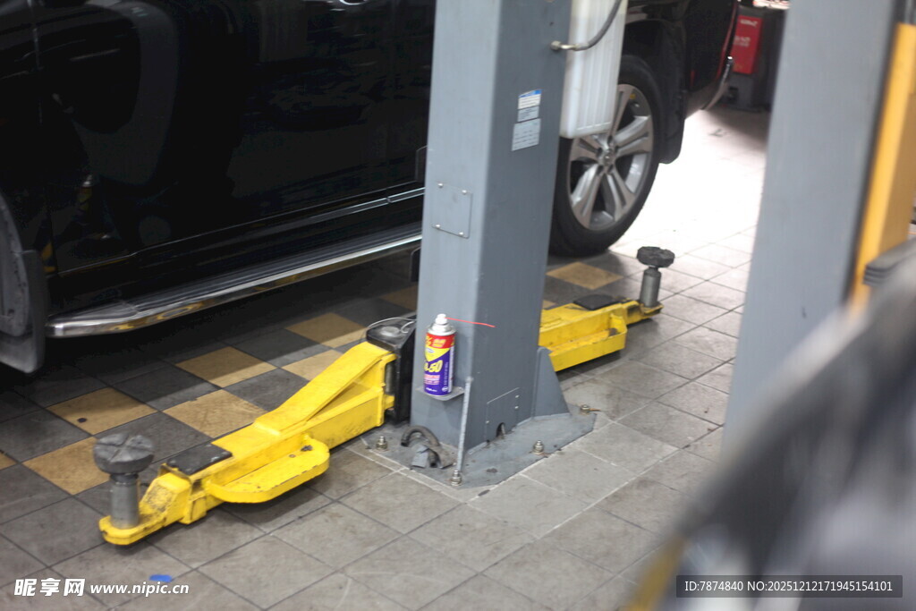 汽车举升机进行车辆维修