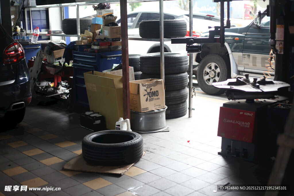 汽车维修车间工作场景