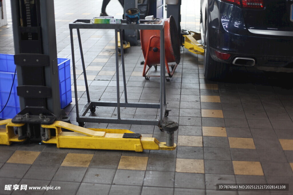 汽车维修车间设备场景