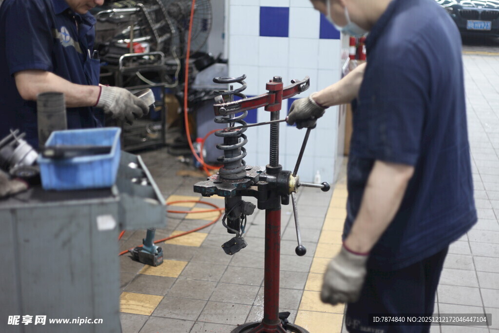 工人专注维修机械设备