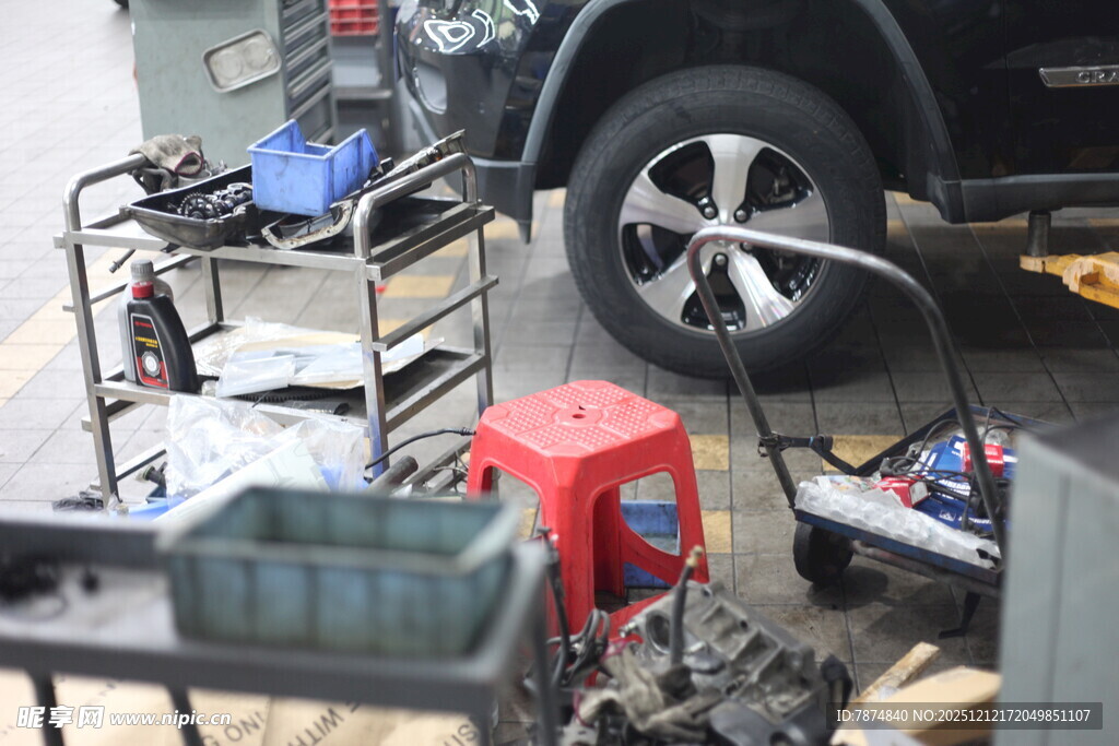 汽车维修工作场景