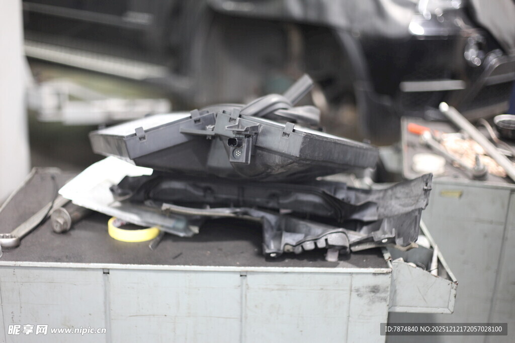 损坏的汽车部件展示