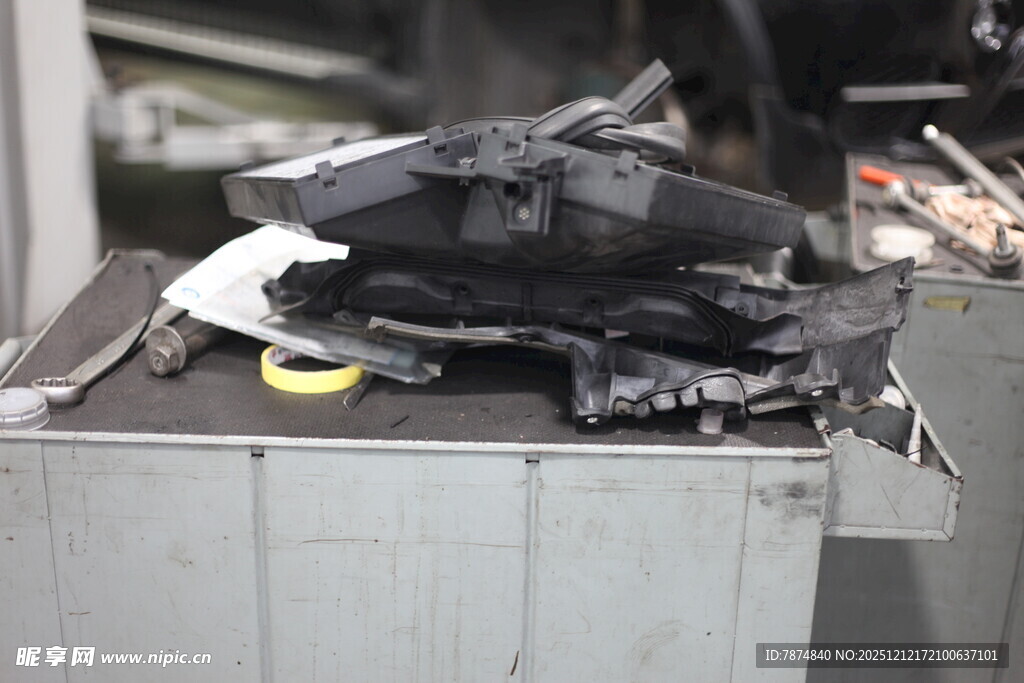 杂乱机器零件堆于台面上