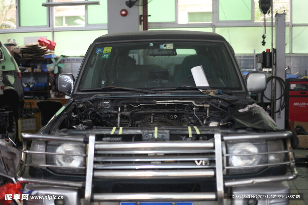 汽修车间内的待修越野车