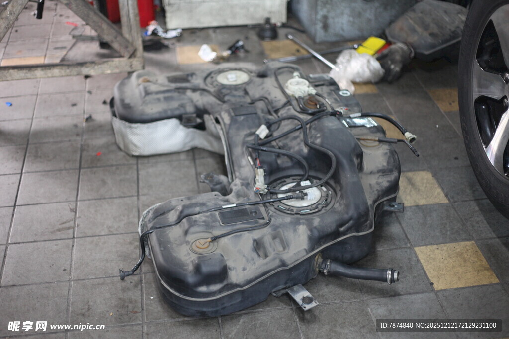 摩托车发动机维修场景