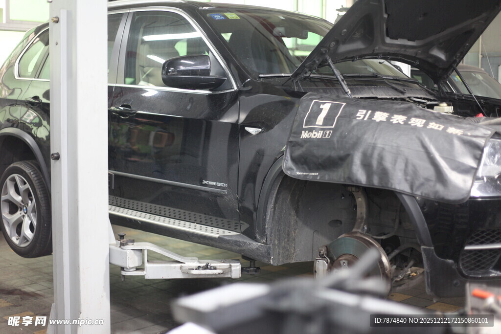 汽车维修中引擎盖已打开