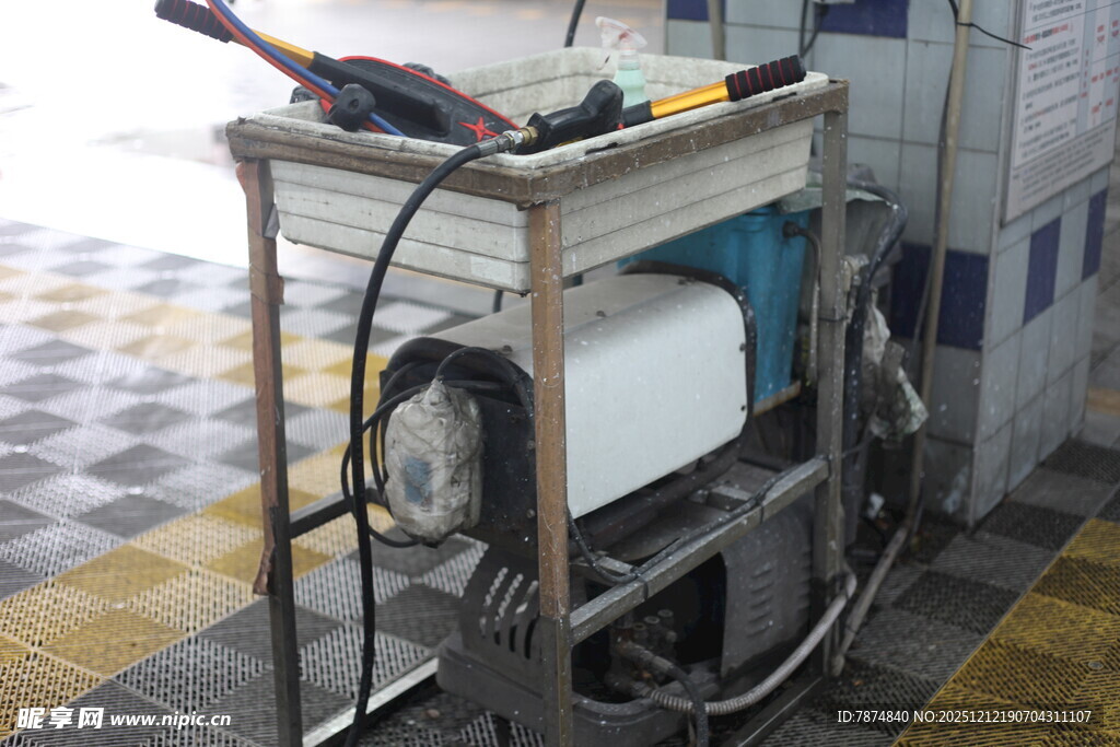 车间中的金属框架设备