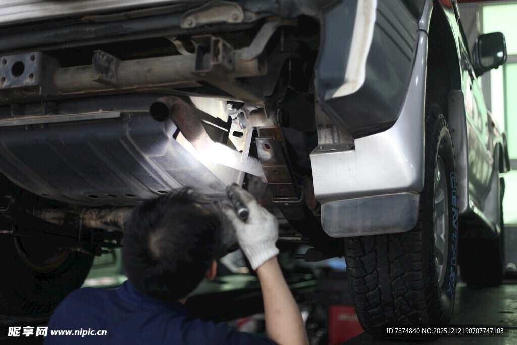 工人检修汽车底盘