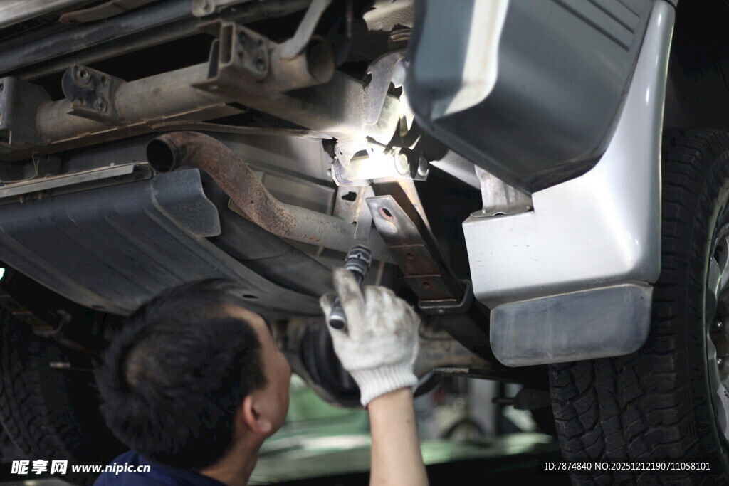 汽车维修工人检查底盘