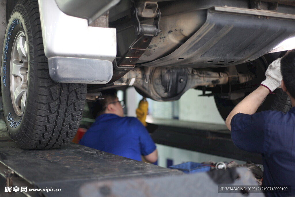 工人检修汽车底盘