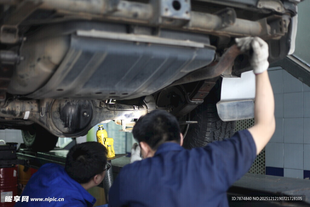 工人检修汽车底盘