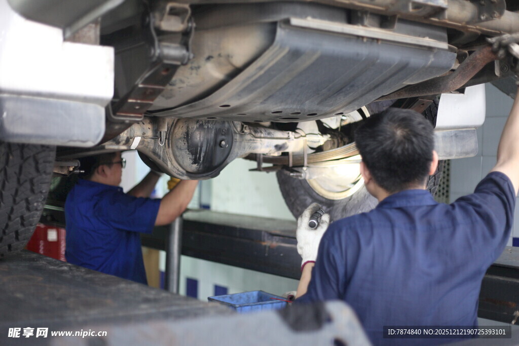 工人维修车辆底盘