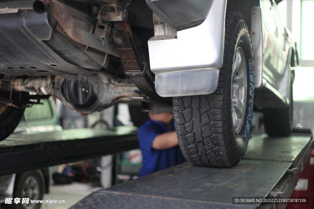 工人检修汽车底盘