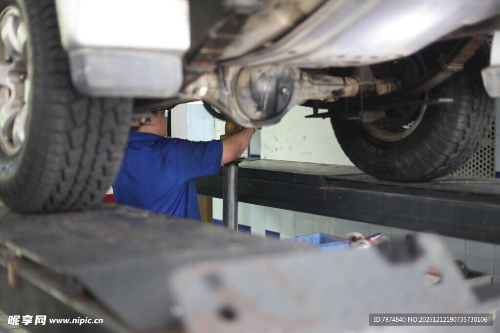 工人检修汽车底盘