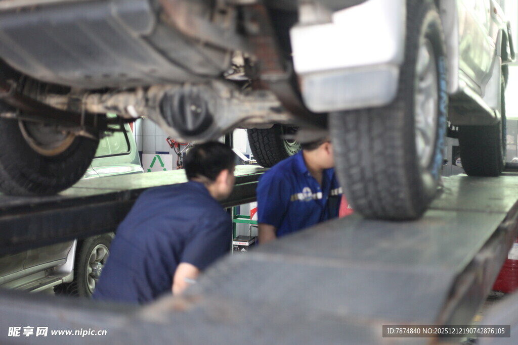 汽修工人检修汽车底盘