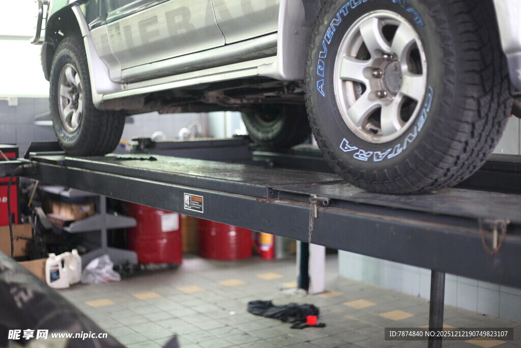 汽车在维修架上进行检修