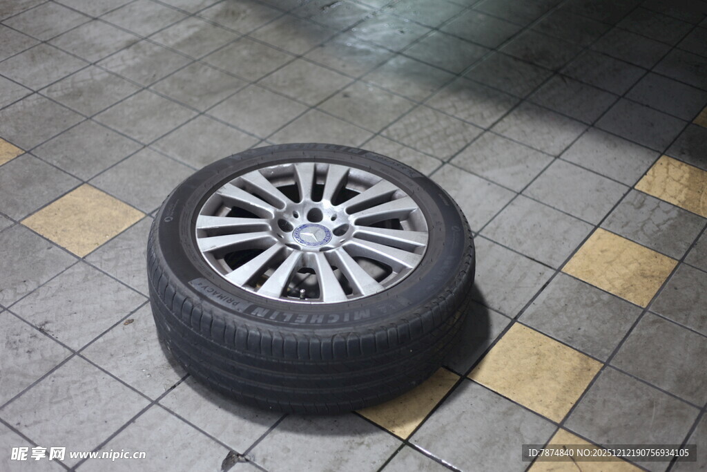 地面上的汽车轮胎