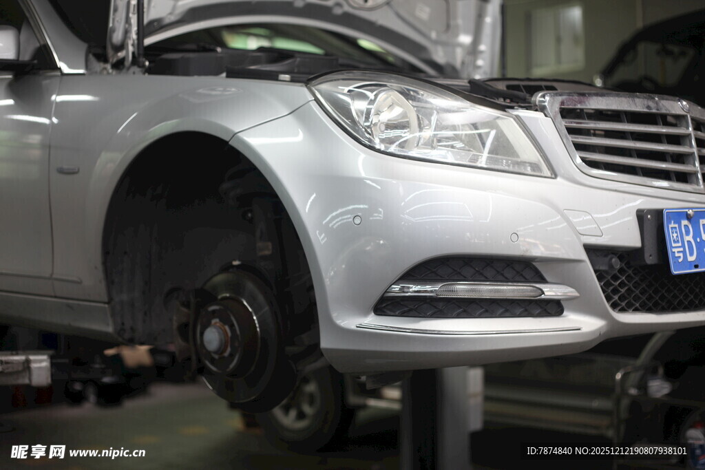 汽车维修中的银色轿车