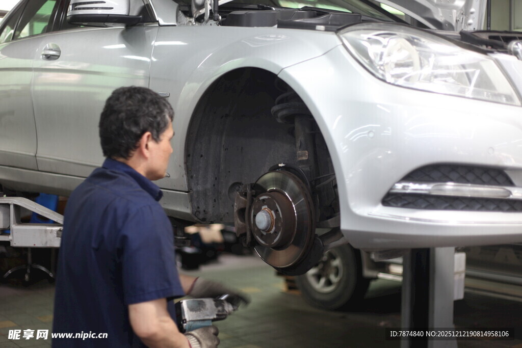 汽车维修工人检修车辆