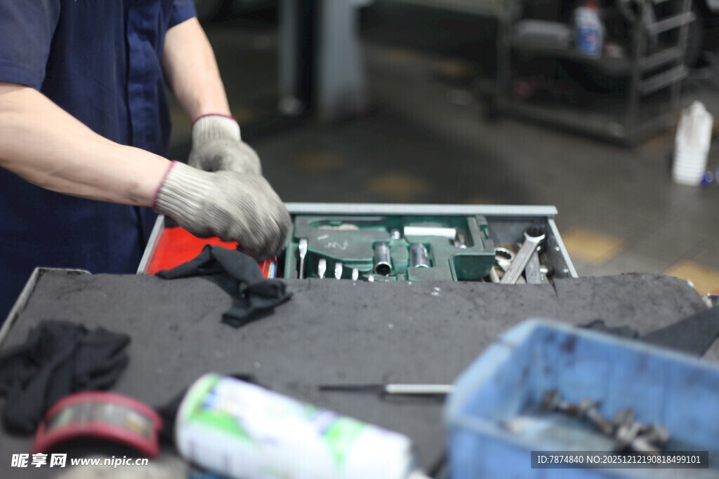 工人专注维修电路板