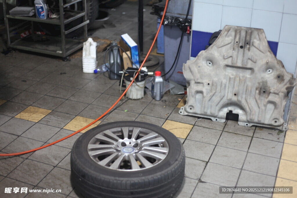 汽车维修场景中的部件与轮胎
