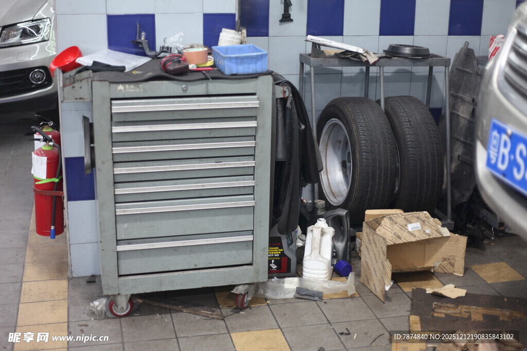 汽车维修工具与轮胎场景