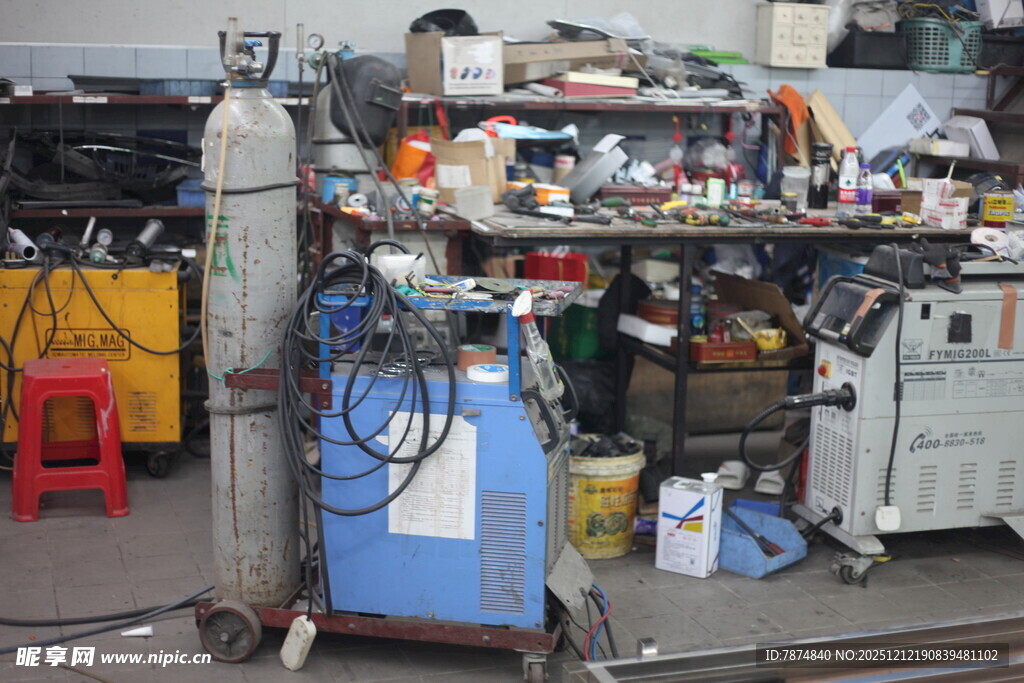 杂乱的工业车间设备场景