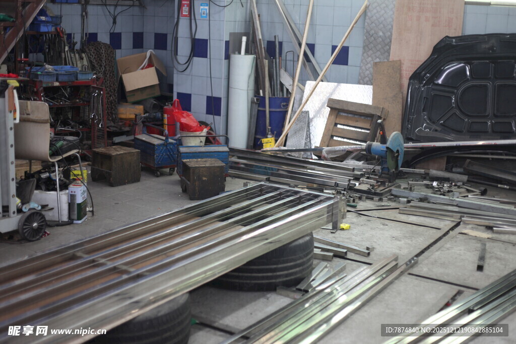 工厂内的金属管材摆放场景