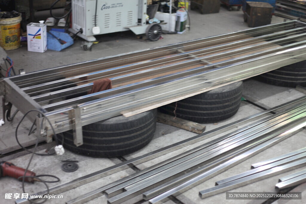 金属管材与轮胎摆放场景