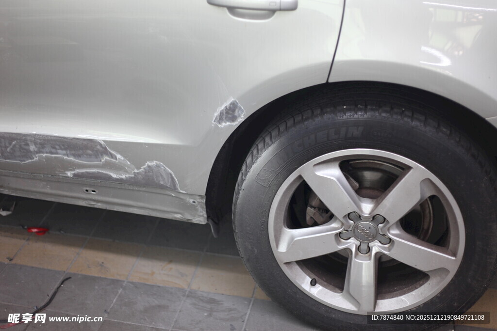 银色汽车车轮特写